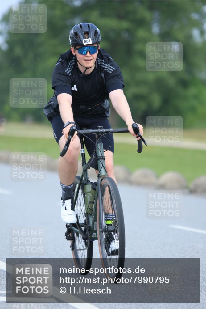 21.06.2025 - 27. Vierlanden-Triathlon H.Heesch http://msf.ph/oto/7990795 15.06.2025 11:53:10 Radfahren 687, 717, 787, 921, 934 meine-sportfotos.de