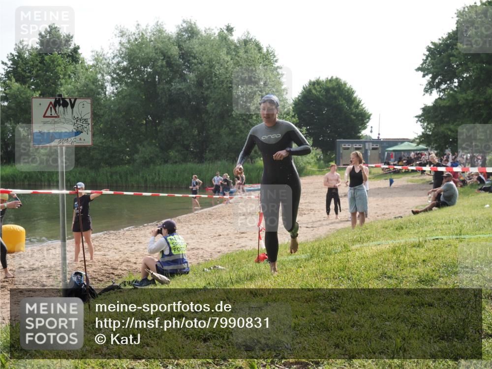 15.06.2025 - 27. Vierlanden-Triathlon KatJ http://msf.ph/oto/7990831 15.06.2025 09:12:02 Schwimmen 201, 215, 229, 245 meine-sportfotos.de