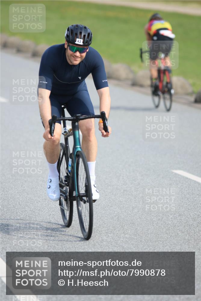 15.06.2025 - 27. Vierlanden-Triathlon H.Heesch http://msf.ph/oto/7990878 15.06.2025 09:54:31 Radfahren 43, 49, 199 meine-sportfotos.de