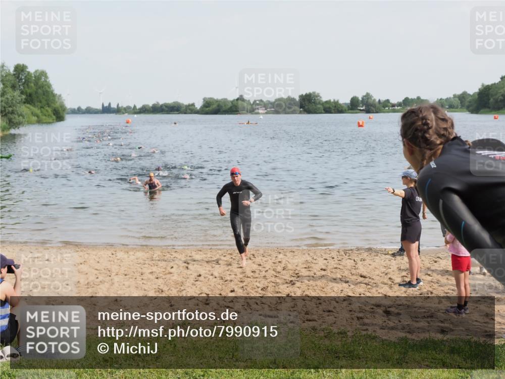 21.06.2025 - 27. Vierlanden-Triathlon MichiJ http://msf.ph/oto/7990915 15.06.2026 09:53:58 Schwimmen 267, 307 meine-sportfotos.de