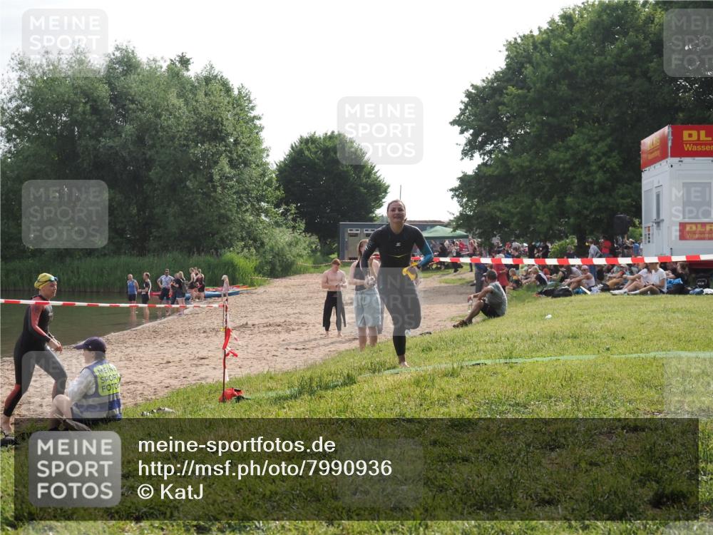 15.06.2025 - 27. Vierlanden-Triathlon KatJ http://msf.ph/oto/7990936 15.06.2025 09:12:05 Schwimmen 201, 215, 229, 245 meine-sportfotos.de