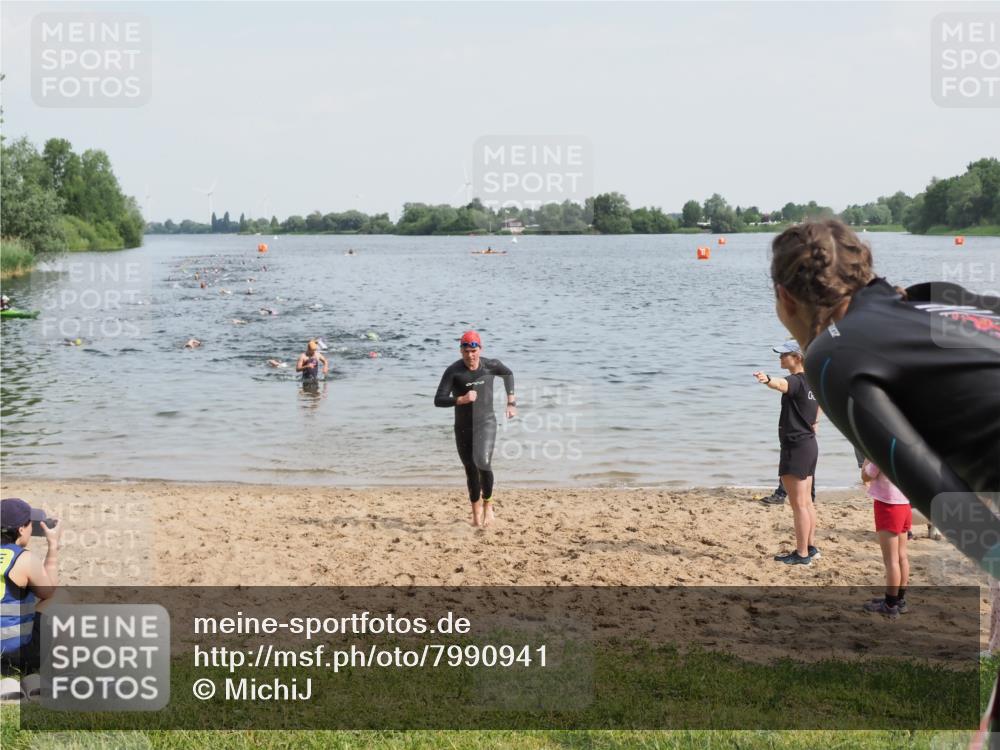 21.06.2025 - 27. Vierlanden-Triathlon MichiJ http://msf.ph/oto/7990941 15.06.2026 09:53:58 Schwimmen 267, 307 meine-sportfotos.de