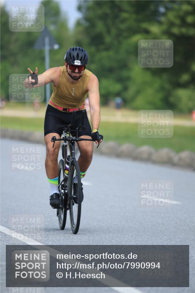 21.06.2025 - 27. Vierlanden-Triathlon H.Heesch http://msf.ph/oto/7990994 15.06.2025 11:53:59 Radfahren 754, 966 meine-sportfotos.de