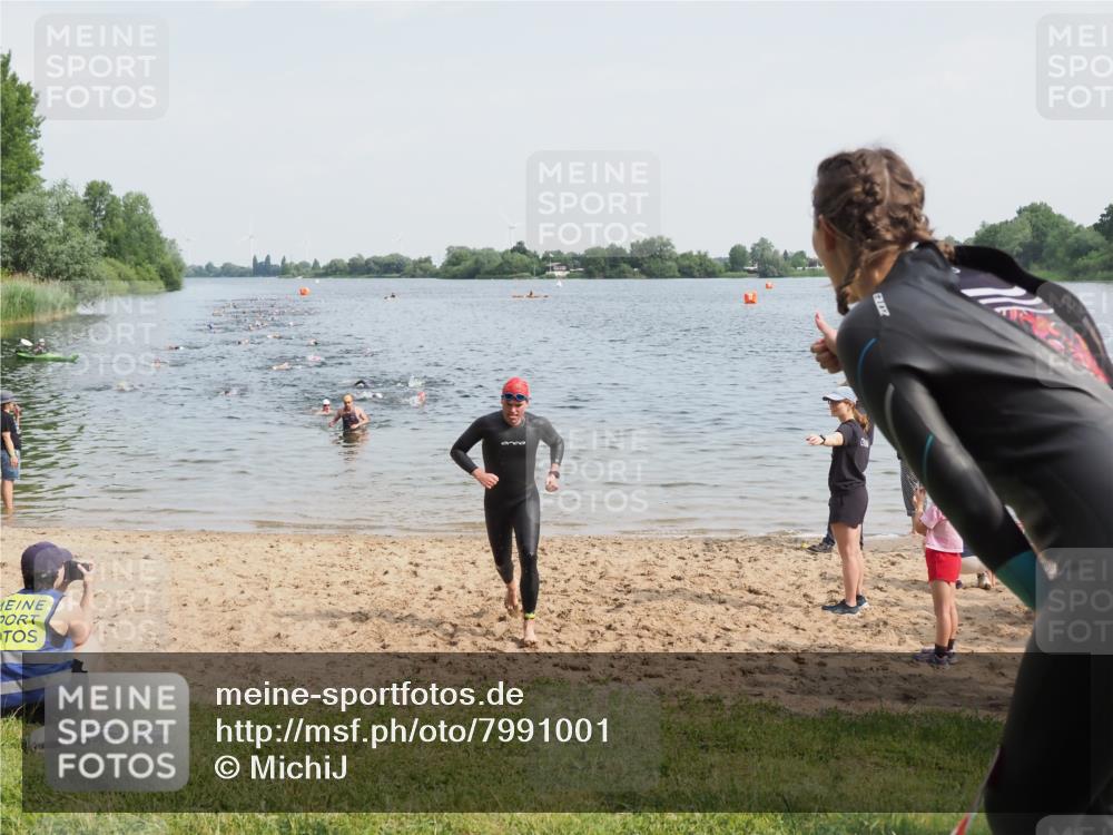 21.06.2025 - 27. Vierlanden-Triathlon MichiJ http://msf.ph/oto/7991001 15.06.2026 09:53:59 Schwimmen 267, 307 meine-sportfotos.de