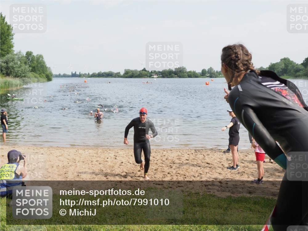 21.06.2025 - 27. Vierlanden-Triathlon MichiJ http://msf.ph/oto/7991010 15.06.2026 09:53:59 Schwimmen 267, 307 meine-sportfotos.de