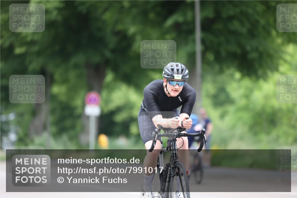 15.06.2025 - 7 Türme Triathlon Yannick Fuchs http://msf.ph/oto/7991017 15.06.2025 11:56:25 Radfahren 211, 303 meine-sportfotos.de