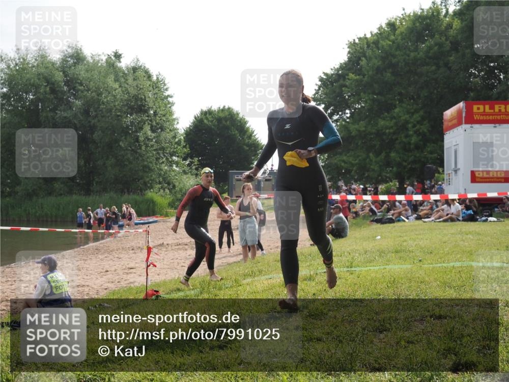 15.06.2025 - 27. Vierlanden-Triathlon KatJ http://msf.ph/oto/7991025 15.06.2025 09:12:07 Schwimmen 201, 215, 229 meine-sportfotos.de