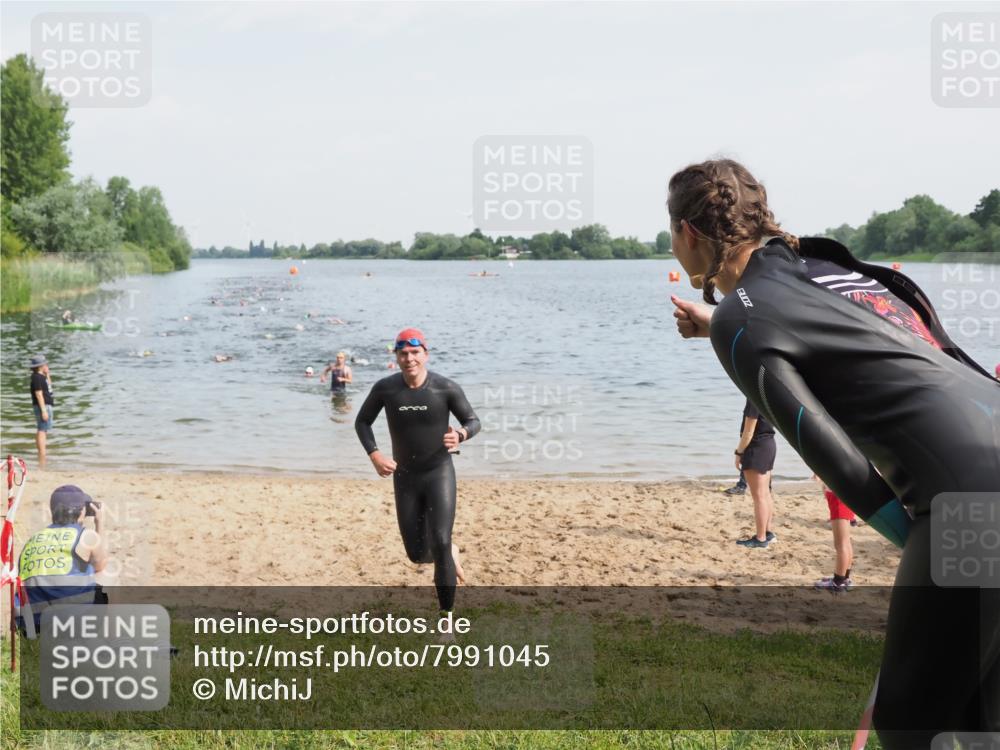 21.06.2025 - 27. Vierlanden-Triathlon MichiJ http://msf.ph/oto/7991045 15.06.2026 09:53:59 Schwimmen 267, 307 meine-sportfotos.de