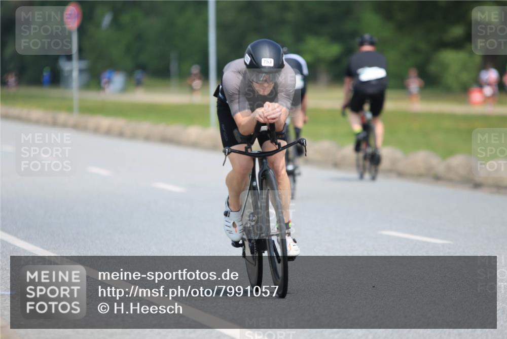 21.06.2025 - 27. Vierlanden-Triathlon H.Heesch http://msf.ph/oto/7991057 15.06.2025 11:54:19 Radfahren 726, 753, 816 meine-sportfotos.de