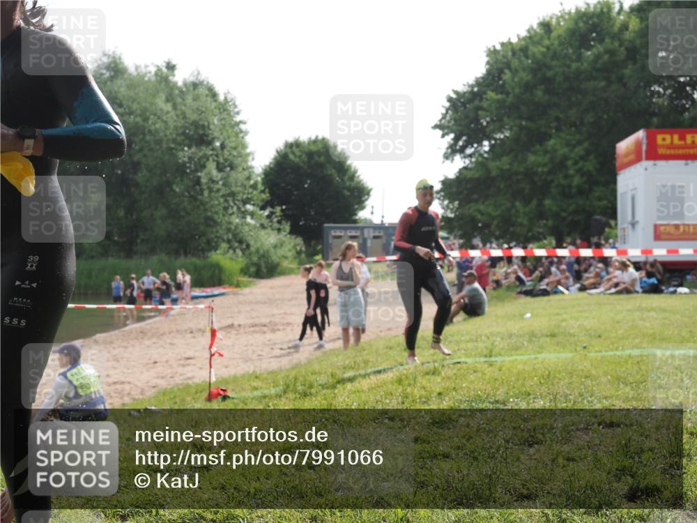 15.06.2025 - 27. Vierlanden-Triathlon KatJ http://msf.ph/oto/7991066 15.06.2025 09:12:08 Schwimmen 201, 215, 229 meine-sportfotos.de