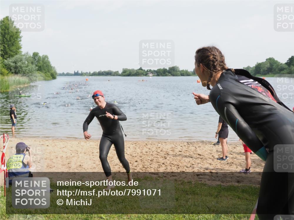 21.06.2025 - 27. Vierlanden-Triathlon MichiJ http://msf.ph/oto/7991071 15.06.2026 09:54:00 Schwimmen 267, 307 meine-sportfotos.de