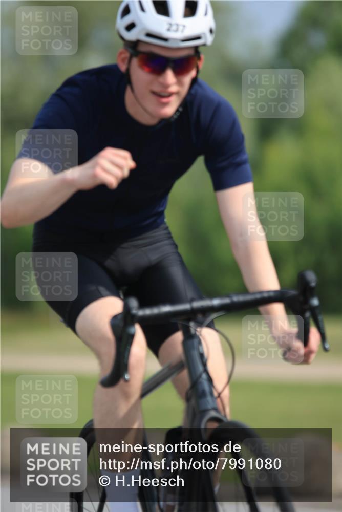 15.06.2025 - 27. Vierlanden-Triathlon H.Heesch http://msf.ph/oto/7991080 15.06.2025 09:55:42 Radfahren 2, 5, 58, 237 meine-sportfotos.de
