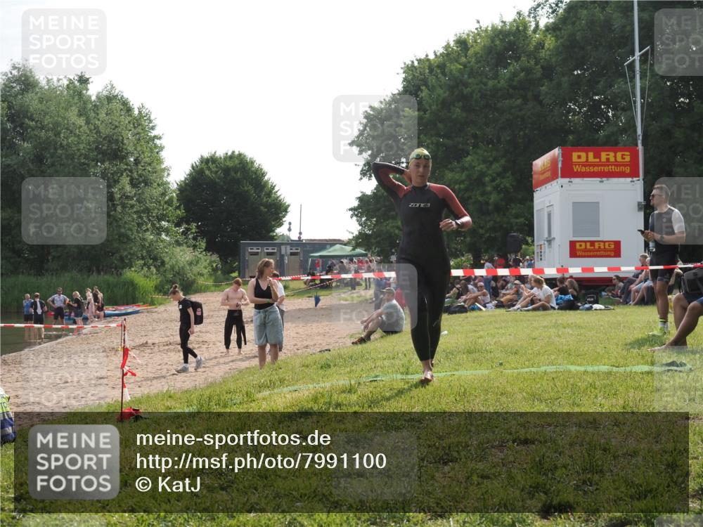 15.06.2025 - 27. Vierlanden-Triathlon KatJ http://msf.ph/oto/7991100 15.06.2025 09:12:09 Schwimmen 201, 215, 229 meine-sportfotos.de