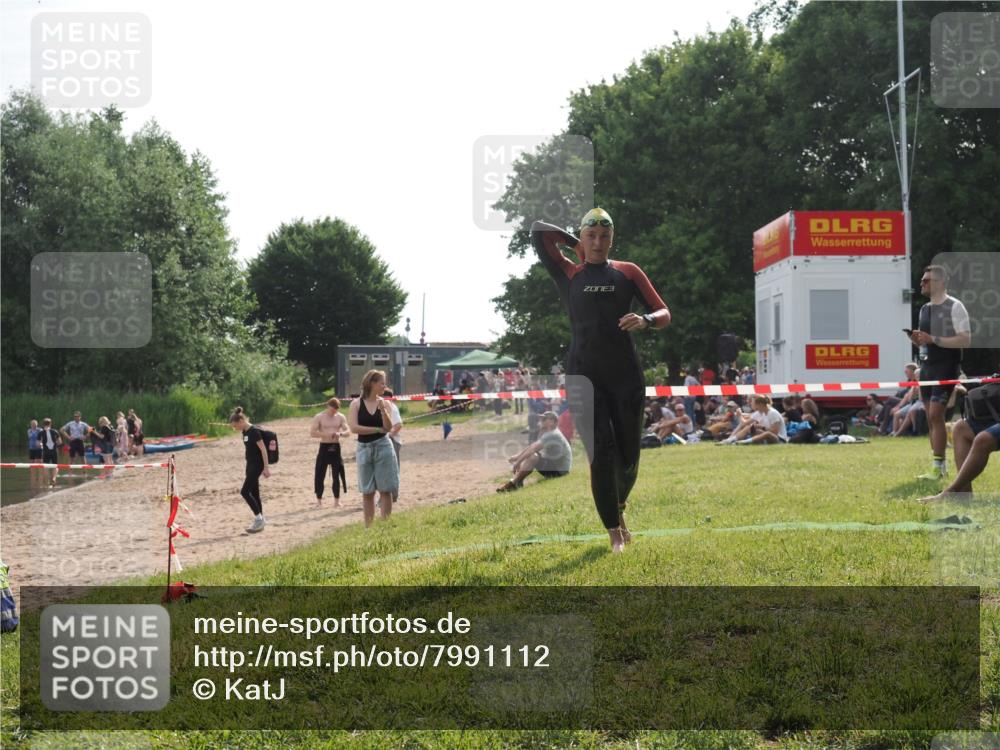 15.06.2025 - 27. Vierlanden-Triathlon KatJ http://msf.ph/oto/7991112 15.06.2025 09:12:10 Schwimmen 201, 215, 229 meine-sportfotos.de