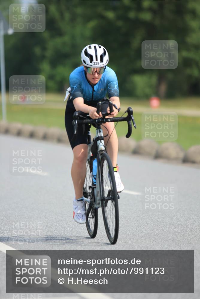 15.06.2025 - 27. Vierlanden-Triathlon H.Heesch http://msf.ph/oto/7991123 15.06.2025 09:55:54 Radfahren 12, 198, 229 meine-sportfotos.de