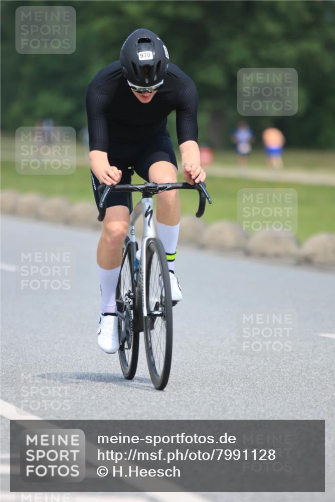 21.06.2025 - 27. Vierlanden-Triathlon H.Heesch http://msf.ph/oto/7991128 15.06.2025 11:55:11 Radfahren 203, 780, 799, 835, 970 meine-sportfotos.de
