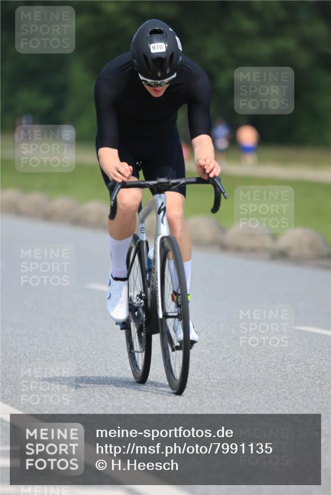 21.06.2025 - 27. Vierlanden-Triathlon H.Heesch http://msf.ph/oto/7991135 15.06.2025 11:55:11 Radfahren 203, 780, 799, 835, 970 meine-sportfotos.de