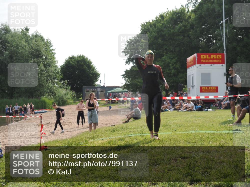 15.06.2025 - 27. Vierlanden-Triathlon KatJ http://msf.ph/oto/7991137 15.06.2025 09:12:10 Schwimmen 201, 215, 229 meine-sportfotos.de