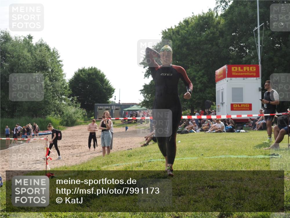 15.06.2025 - 27. Vierlanden-Triathlon KatJ http://msf.ph/oto/7991173 15.06.2025 09:12:11 Schwimmen 201, 215, 229 meine-sportfotos.de