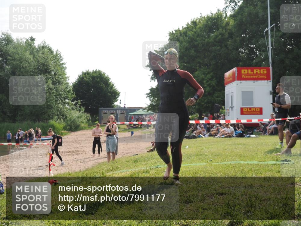 15.06.2025 - 27. Vierlanden-Triathlon KatJ http://msf.ph/oto/7991177 15.06.2025 09:12:11 Schwimmen 201, 215, 229 meine-sportfotos.de
