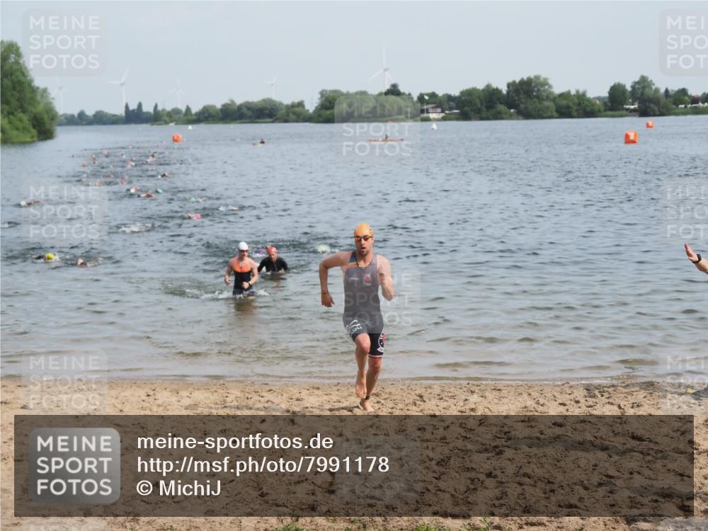 21.06.2025 - 27. Vierlanden-Triathlon MichiJ http://msf.ph/oto/7991178 15.06.2026 09:54:06 Schwimmen 267, 307, 356 meine-sportfotos.de