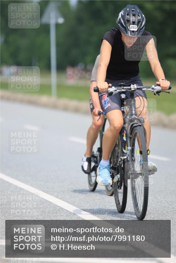 21.06.2025 - 27. Vierlanden-Triathlon H.Heesch http://msf.ph/oto/7991180 15.06.2025 11:55:14 Radfahren 203, 780, 799, 835, 970, 982 meine-sportfotos.de