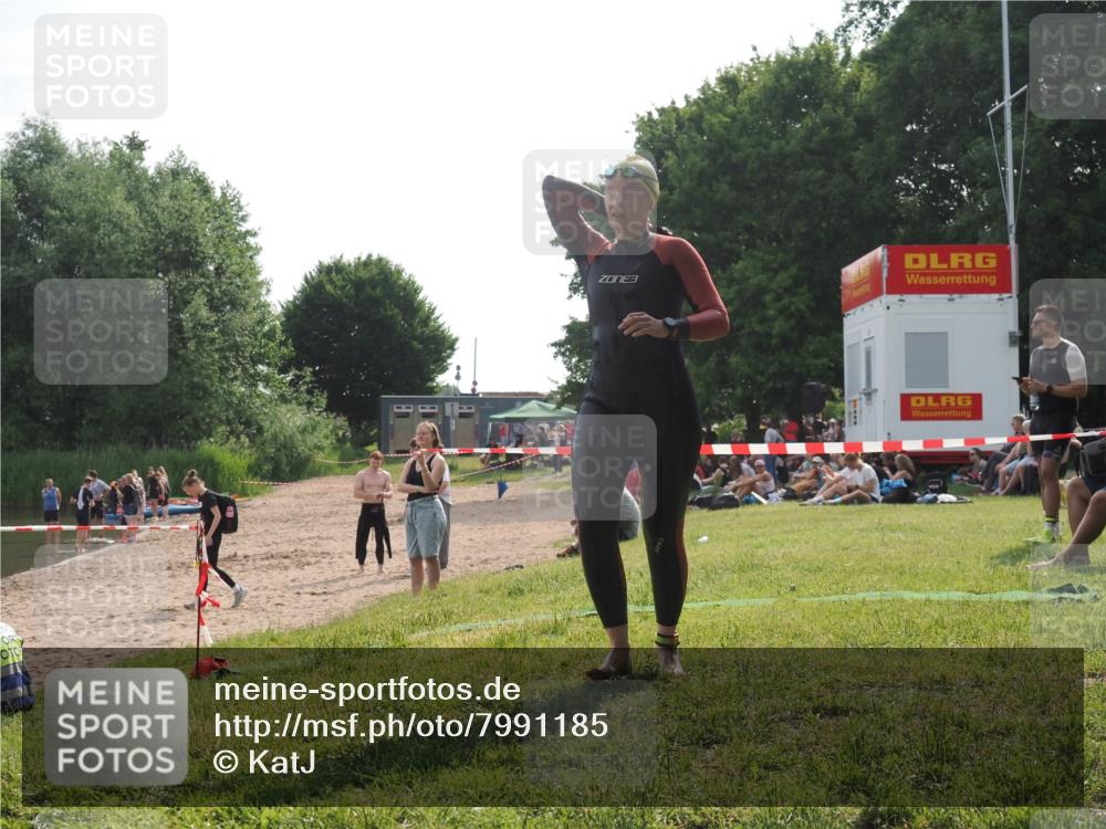 15.06.2025 - 27. Vierlanden-Triathlon KatJ http://msf.ph/oto/7991185 15.06.2025 09:12:11 Schwimmen 201, 215, 229 meine-sportfotos.de