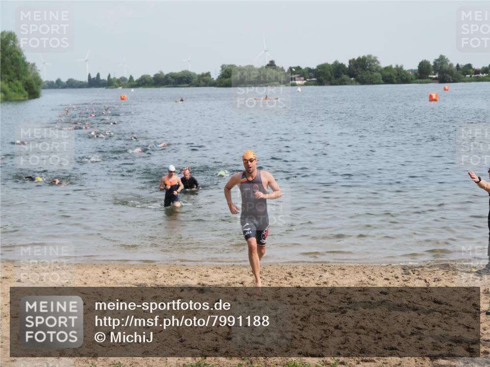 21.06.2025 - 27. Vierlanden-Triathlon MichiJ http://msf.ph/oto/7991188 15.06.2026 09:54:06 Schwimmen 267, 307, 356 meine-sportfotos.de