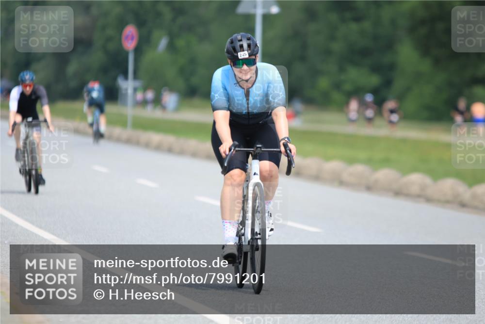 21.06.2025 - 27. Vierlanden-Triathlon H.Heesch http://msf.ph/oto/7991201 15.06.2025 11:55:22 Radfahren 835, 920, 960, 962, 982 meine-sportfotos.de