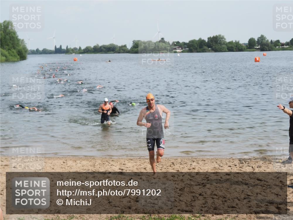 21.06.2025 - 27. Vierlanden-Triathlon MichiJ http://msf.ph/oto/7991202 15.06.2026 09:54:06 Schwimmen 267, 307, 356 meine-sportfotos.de