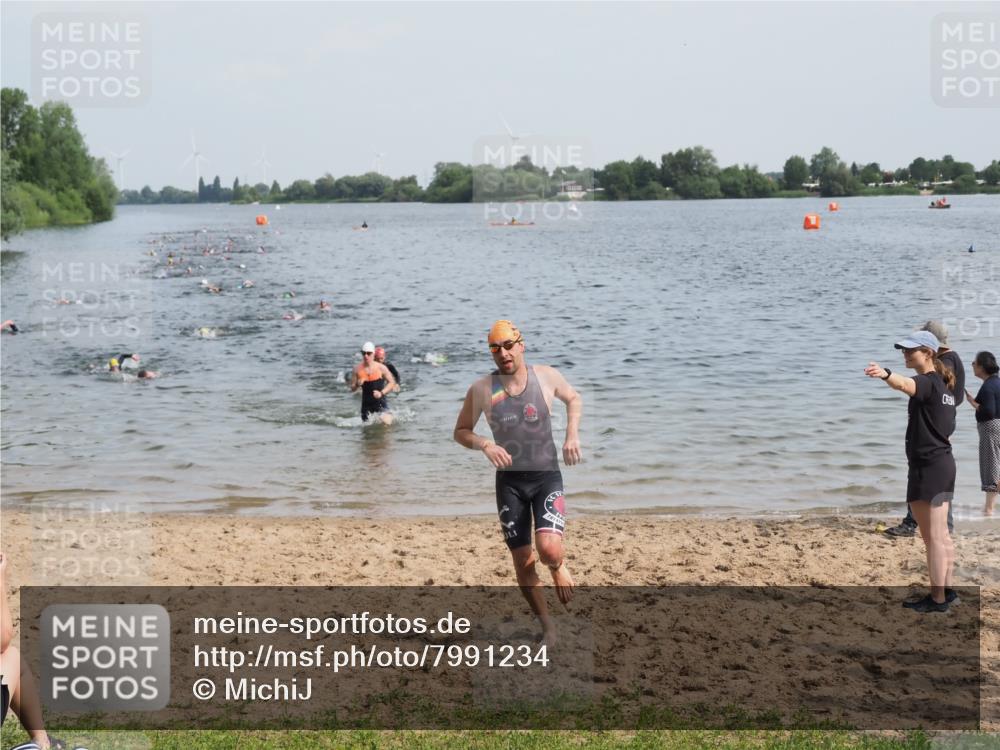 21.06.2025 - 27. Vierlanden-Triathlon MichiJ http://msf.ph/oto/7991234 15.06.2026 09:54:06 Schwimmen 267, 307, 356 meine-sportfotos.de