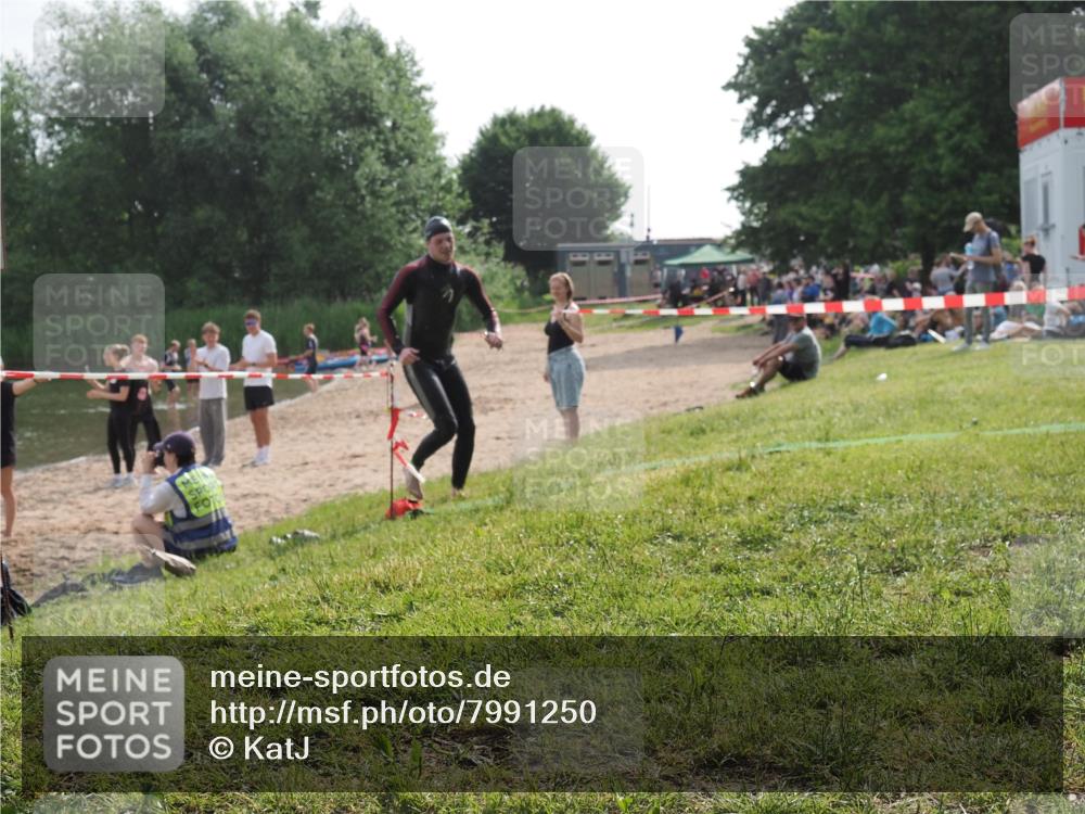 15.06.2025 - 27. Vierlanden-Triathlon KatJ http://msf.ph/oto/7991250 15.06.2025 09:13:35 Schwimmen 237 meine-sportfotos.de