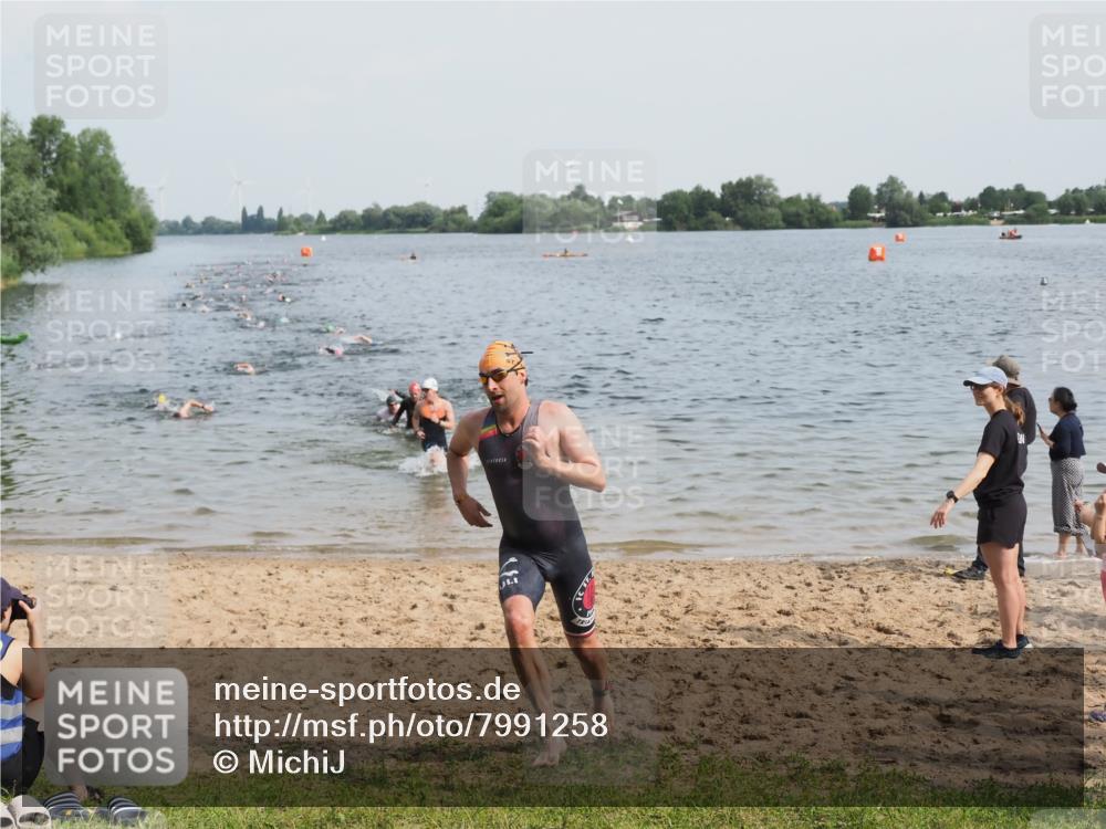 21.06.2025 - 27. Vierlanden-Triathlon MichiJ http://msf.ph/oto/7991258 15.06.2026 09:54:07 Schwimmen 267, 302, 356 meine-sportfotos.de