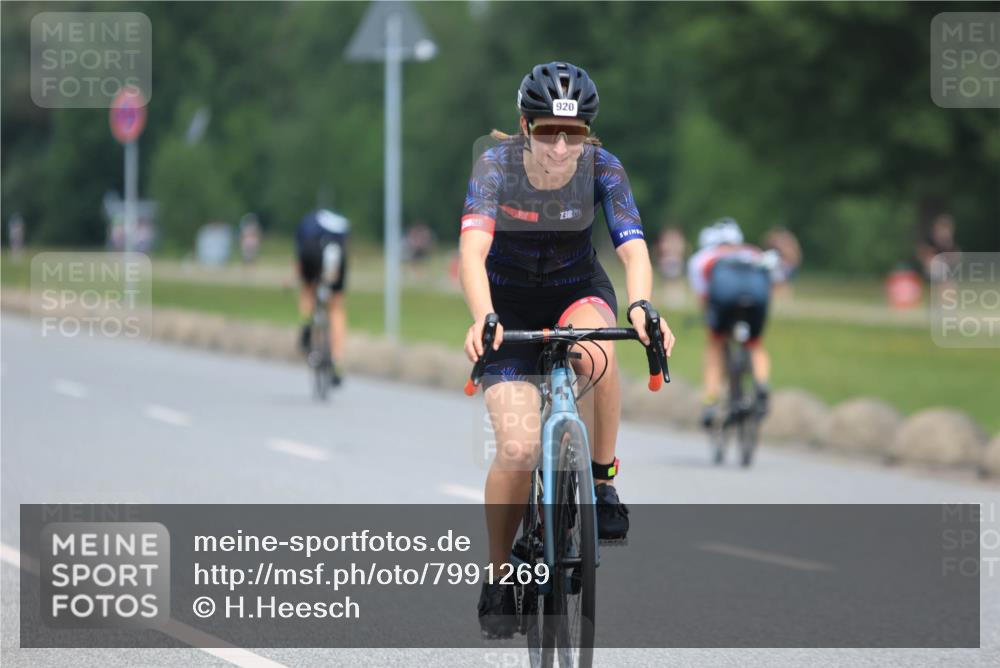 21.06.2025 - 27. Vierlanden-Triathlon H.Heesch http://msf.ph/oto/7991269 15.06.2025 11:55:26 Radfahren 920, 960, 962 meine-sportfotos.de
