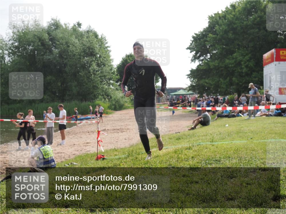 15.06.2025 - 27. Vierlanden-Triathlon KatJ http://msf.ph/oto/7991309 15.06.2025 09:13:37 Schwimmen 237 meine-sportfotos.de