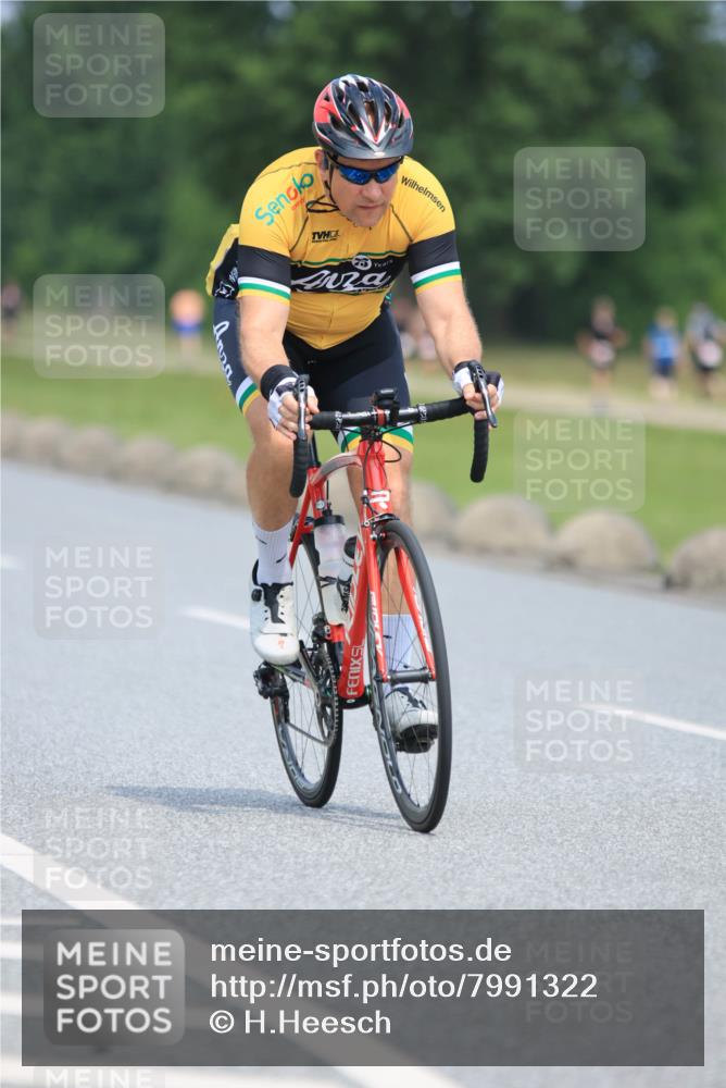 21.06.2025 - 27. Vierlanden-Triathlon H.Heesch http://msf.ph/oto/7991322 15.06.2025 11:55:32 Radfahren 739 meine-sportfotos.de
