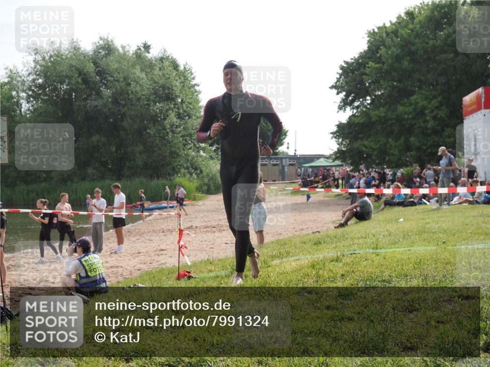 15.06.2025 - 27. Vierlanden-Triathlon KatJ http://msf.ph/oto/7991324 15.06.2025 09:13:38 Schwimmen 237 meine-sportfotos.de