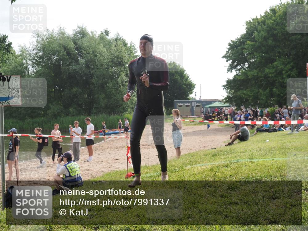 15.06.2025 - 27. Vierlanden-Triathlon KatJ http://msf.ph/oto/7991337 15.06.2025 09:13:38 Schwimmen 237 meine-sportfotos.de