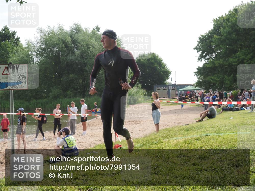 15.06.2025 - 27. Vierlanden-Triathlon KatJ http://msf.ph/oto/7991354 15.06.2025 09:13:38 Schwimmen 237 meine-sportfotos.de