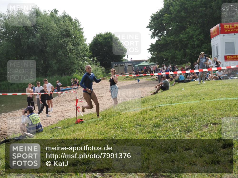 15.06.2025 - 27. Vierlanden-Triathlon KatJ http://msf.ph/oto/7991376 15.06.2025 09:13:50 Schwimmen 203 meine-sportfotos.de