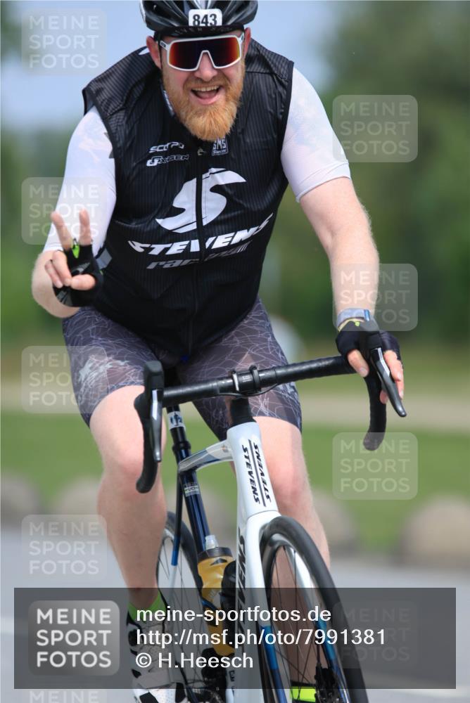 21.06.2025 - 27. Vierlanden-Triathlon H.Heesch http://msf.ph/oto/7991381 15.06.2025 11:56:09 Radfahren 783, 832, 843 meine-sportfotos.de