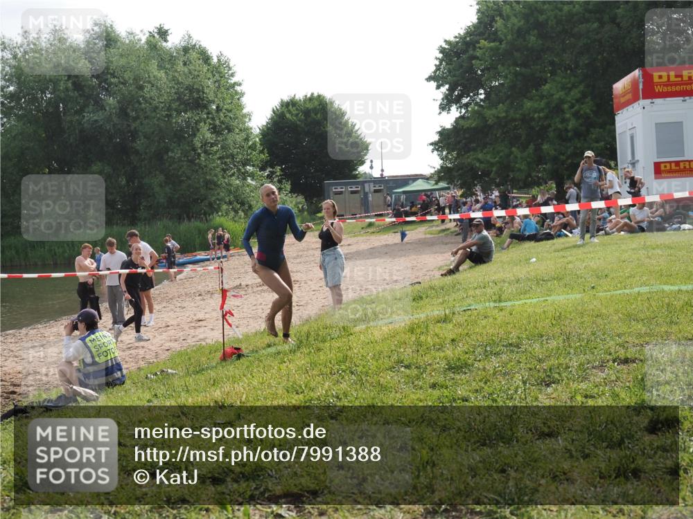 15.06.2025 - 27. Vierlanden-Triathlon KatJ http://msf.ph/oto/7991388 15.06.2025 09:13:50 Schwimmen 203 meine-sportfotos.de