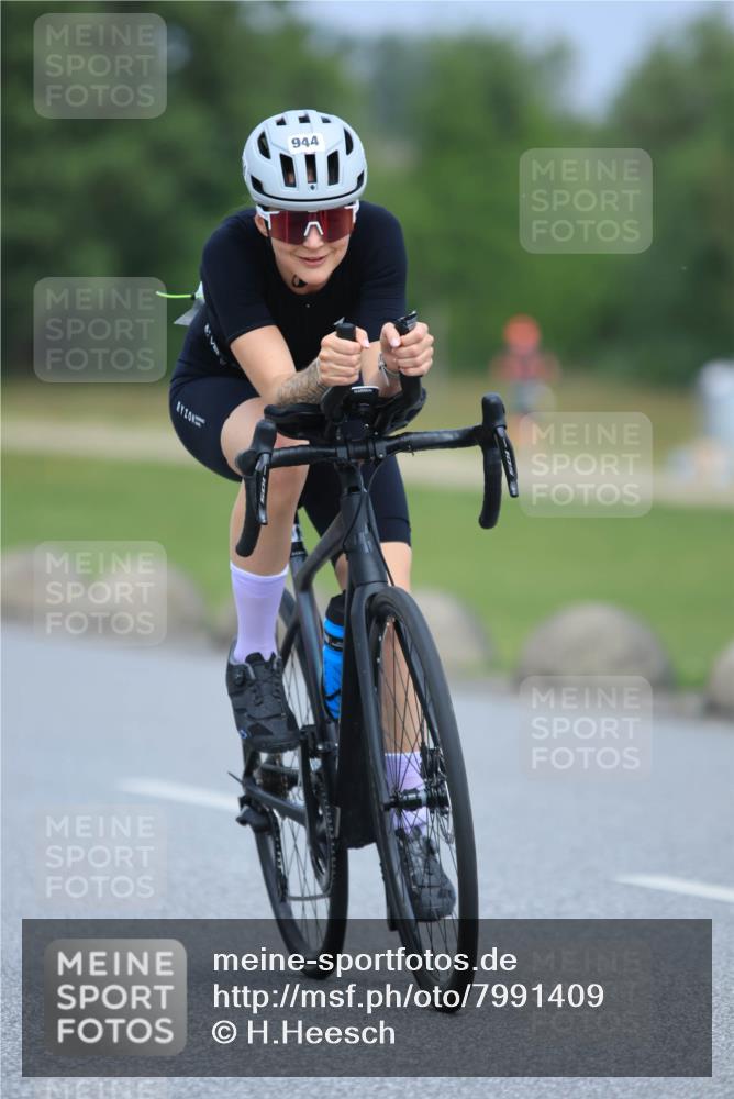 21.06.2025 - 27. Vierlanden-Triathlon H.Heesch http://msf.ph/oto/7991409 15.06.2025 11:56:24 Radfahren 830, 944 meine-sportfotos.de