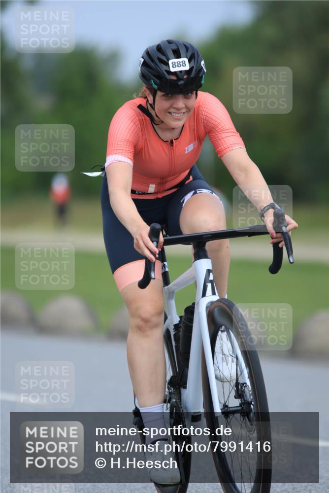 21.06.2025 - 27. Vierlanden-Triathlon H.Heesch http://msf.ph/oto/7991416 15.06.2025 11:56:34 Radfahren 198, 888, 946 meine-sportfotos.de