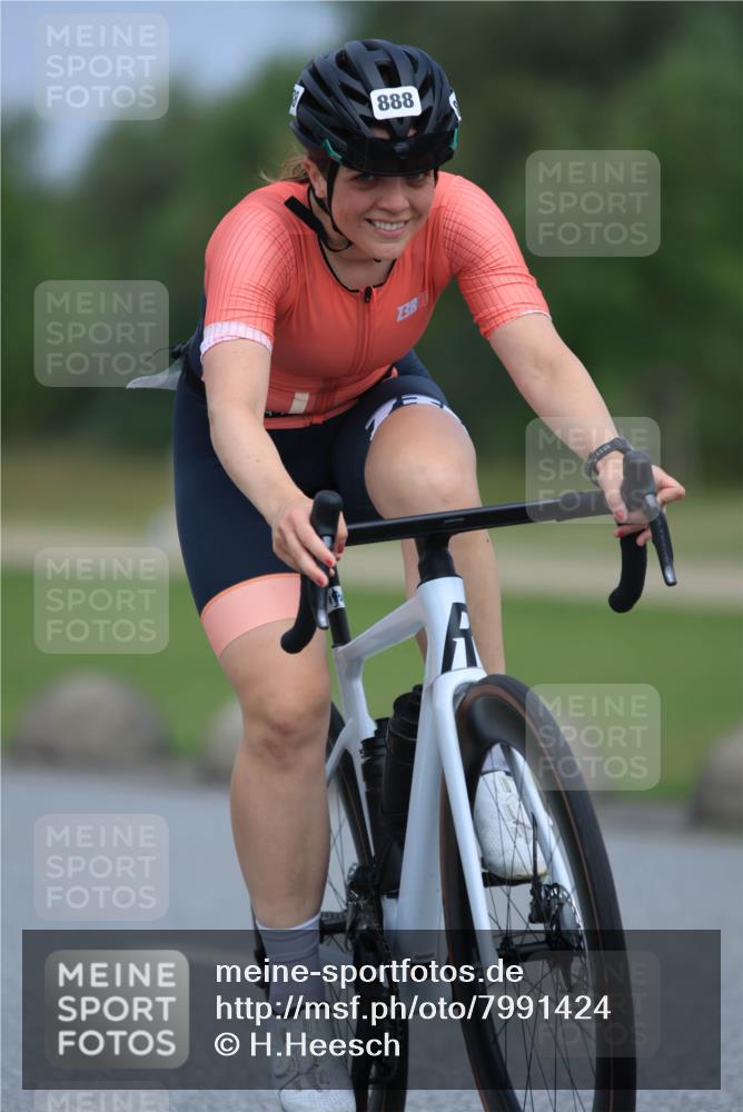 21.06.2025 - 27. Vierlanden-Triathlon H.Heesch http://msf.ph/oto/7991424 15.06.2025 11:56:34 Radfahren 198, 888, 946 meine-sportfotos.de