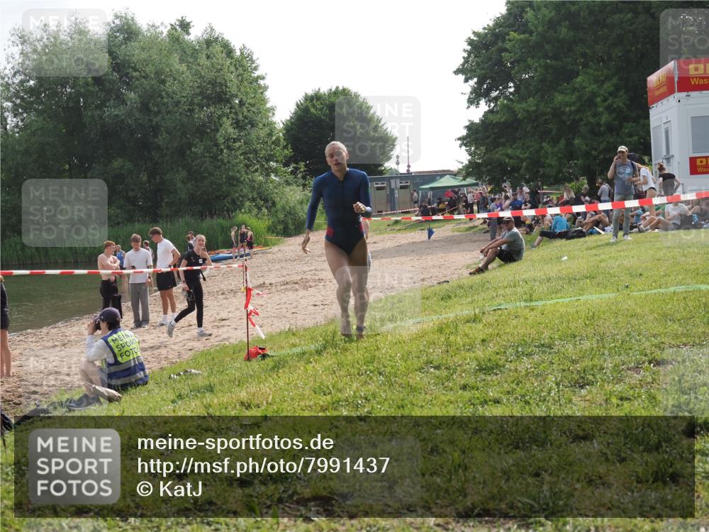 15.06.2025 - 27. Vierlanden-Triathlon KatJ http://msf.ph/oto/7991437 15.06.2025 09:13:51 Schwimmen 203, 228 meine-sportfotos.de