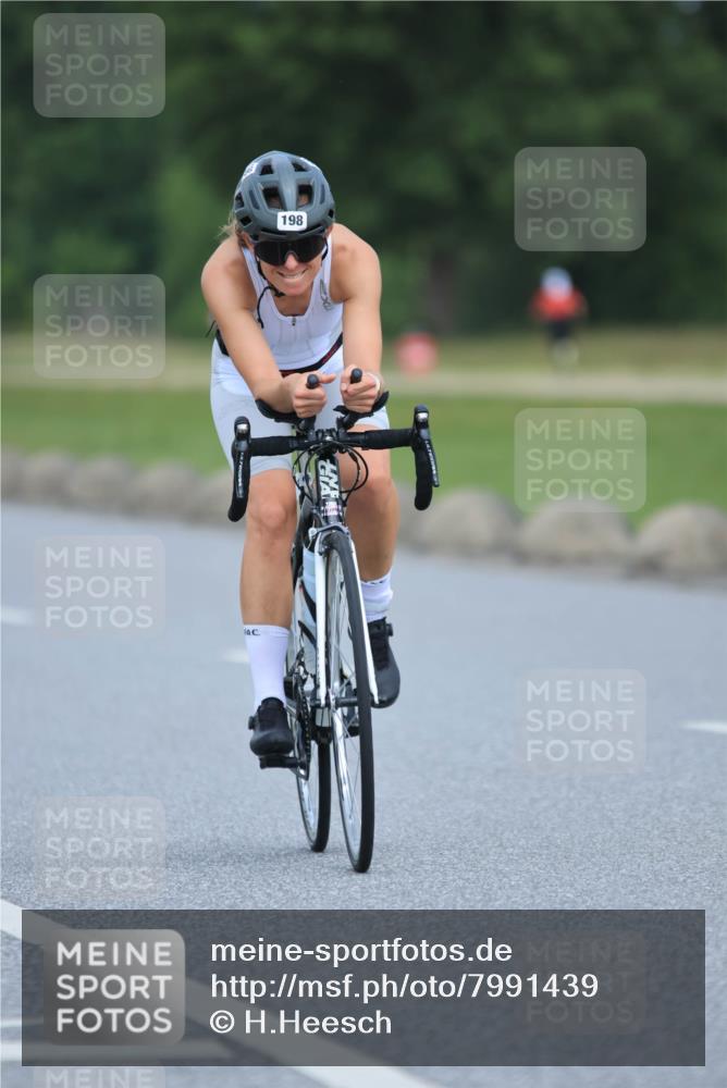 21.06.2025 - 27. Vierlanden-Triathlon H.Heesch http://msf.ph/oto/7991439 15.06.2025 11:56:41 Radfahren 198, 819, 946 meine-sportfotos.de