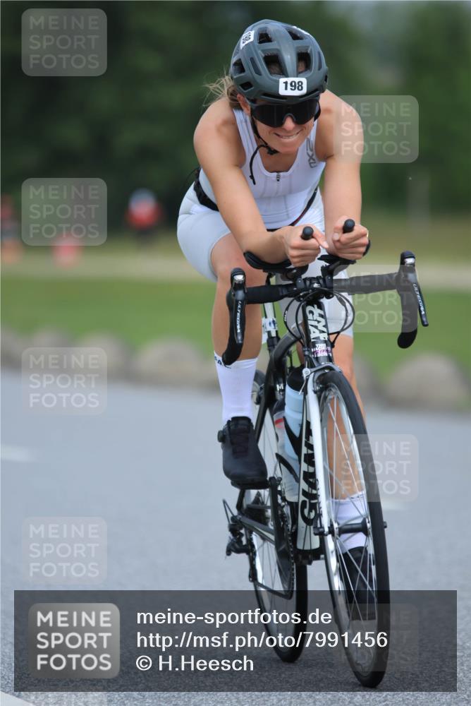 21.06.2025 - 27. Vierlanden-Triathlon H.Heesch http://msf.ph/oto/7991456 15.06.2025 11:56:42 Radfahren 198, 819, 946 meine-sportfotos.de