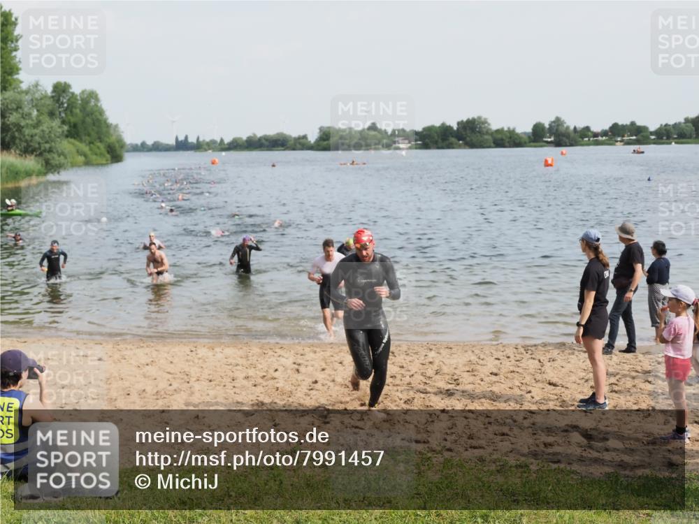 21.06.2025 - 27. Vierlanden-Triathlon MichiJ http://msf.ph/oto/7991457 15.06.2026 09:54:15 Schwimmen 302, 337, 342, 356 meine-sportfotos.de