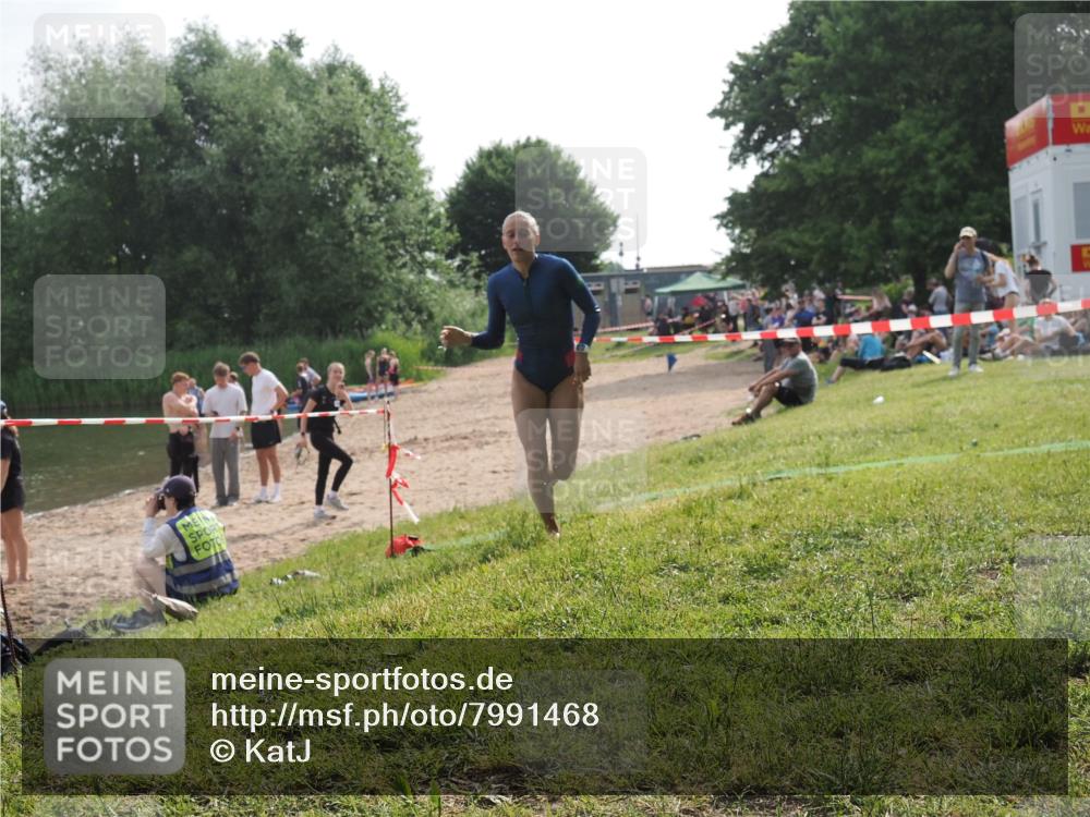 15.06.2025 - 27. Vierlanden-Triathlon KatJ http://msf.ph/oto/7991468 15.06.2025 09:13:51 Schwimmen 203, 228 meine-sportfotos.de